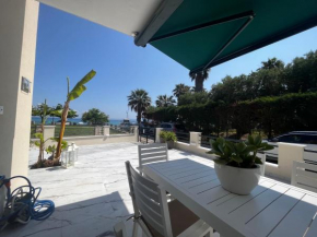 Seas The Day - Beachfront, Amazing Sea Views